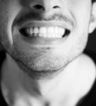 “מחוסר שיניים שהתבייש לחייך ויוצא מהטיפול בחיוך מלא גורם לי סיפוק אדיר"-תמונה